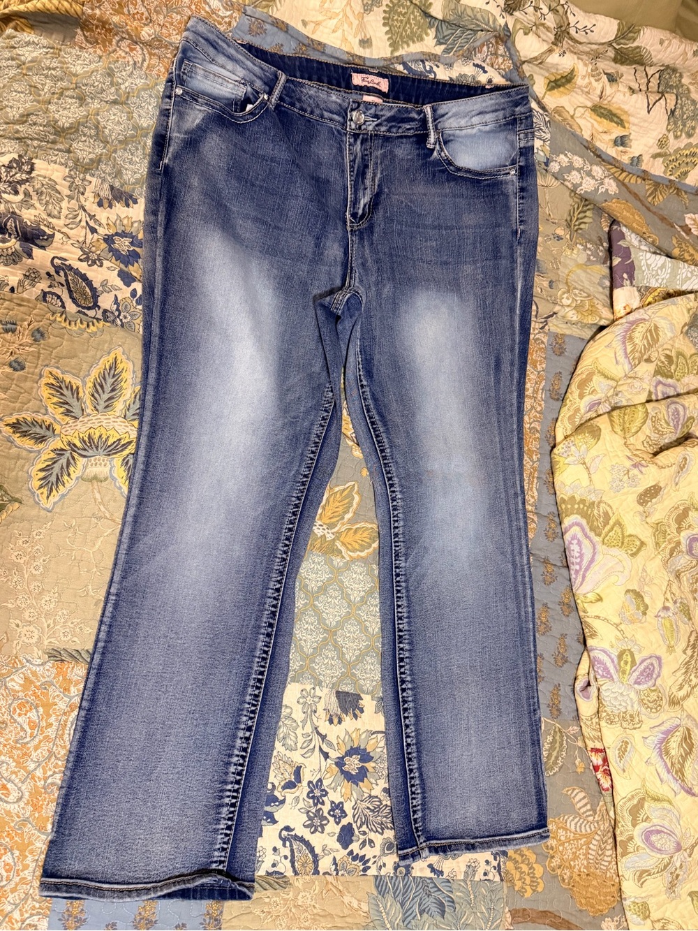 Women’s Blue Boot-Cut Jeans with Embroidered Floral Back Pockets Rhinestones - Picture 2 of 5